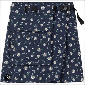 Duluth Trading Women's Heirloom Gardening Skort With Belt Bag in Navy Daisy